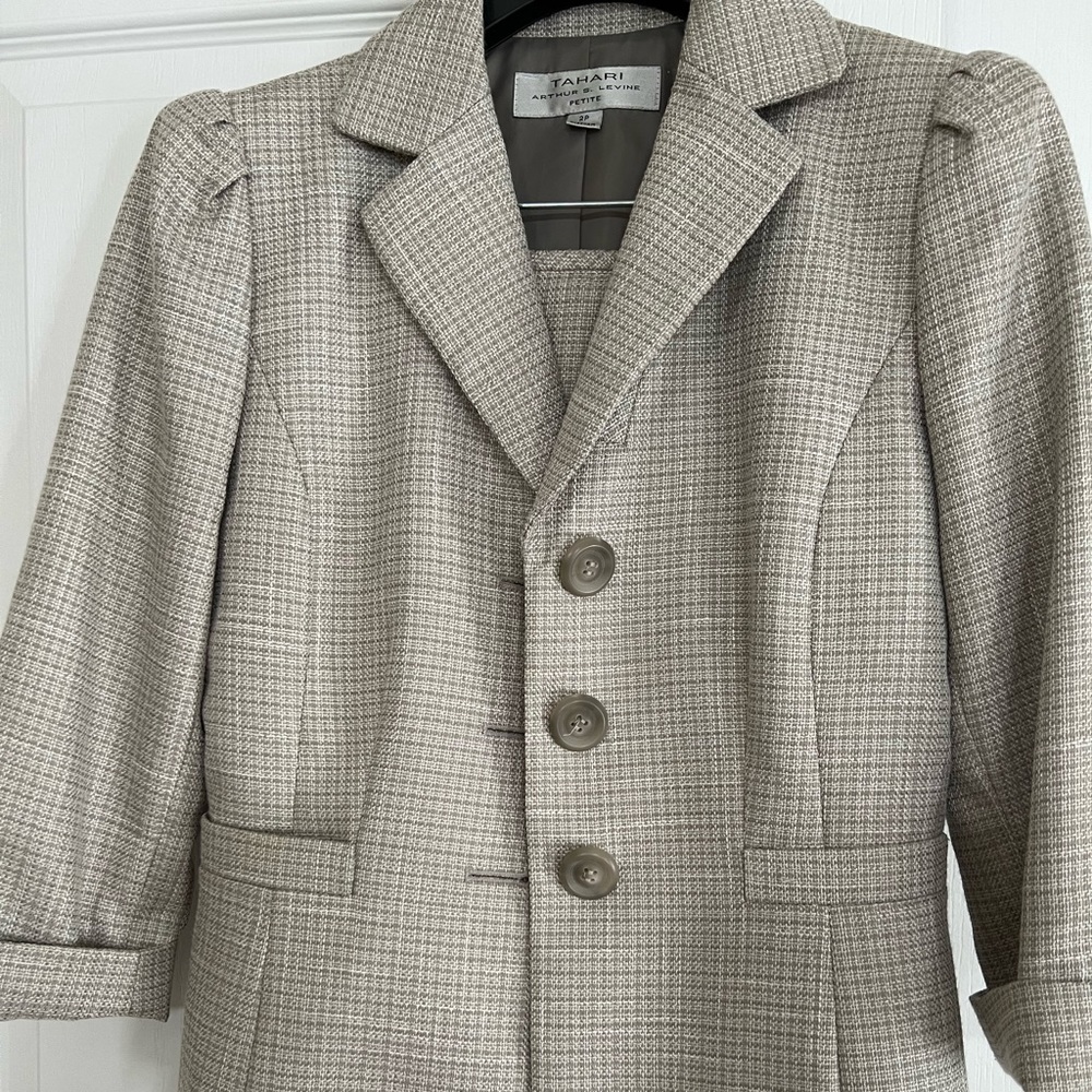 3/4 sleeve Women’s suit- Blazer and skirt, Tahari, size 2P